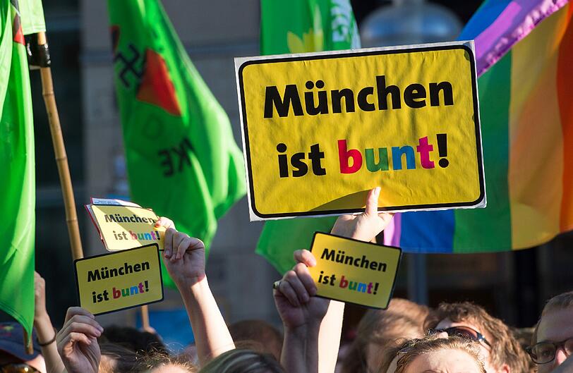 Das Motto der Pegida-Gegner: München ist bunt. Auch am Montag wird dieses Schild auf dem Odeonsplatz wieder zu sehen sein.