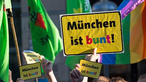 Das Motto der Pegida-Gegner: München ist bunt. Auch am Montag wird dieses Schild auf dem Odeonsplatz wieder zu sehen sein.