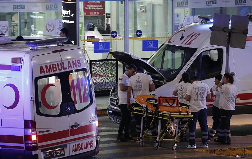 Bei dem Terroranschlag am Flughafen Atatürk in Istanbul haben sich zwei der Angreifer vor dem Ankunftsbereich des Internationalen Terminals in die Luft gesprengt, ein weiterer auf dem angrenzenden Parkplatz.