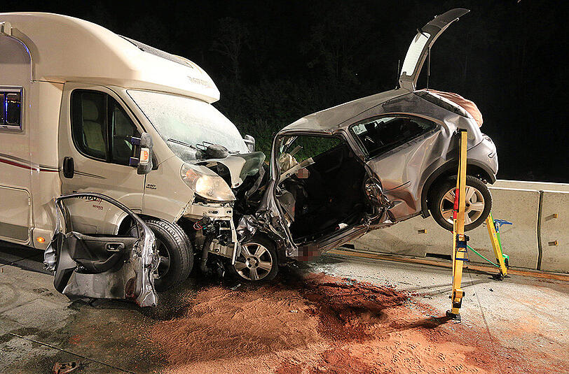 An einer Baustelle auf der A7 gerät ein Wohnmobil in den Gegenverkehr und kollidiert mit einem Opel. Der 21-jährige Fahrer des Kleinwagens ist sofort tot. Die Bilder des schrecklichen Unfalls.