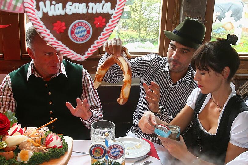 Karl-Heinz Rummenigge mit Pep Guardiola und seiner Frau Cristina
