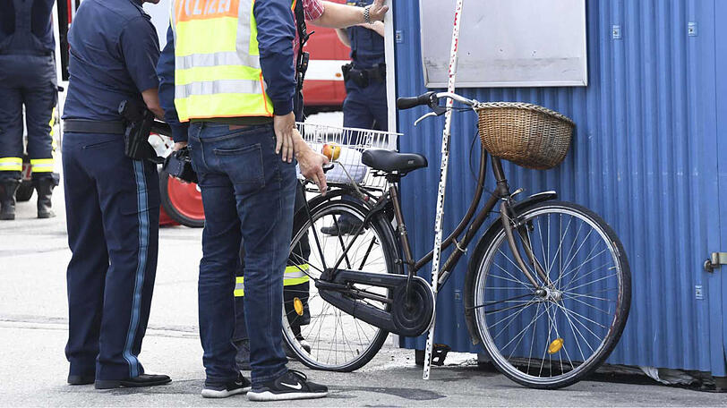 Unfallort Tankstelle: Eine Radlerin wurde hier von einem Lkw überrollt - die Bilder aus Sauerlach.