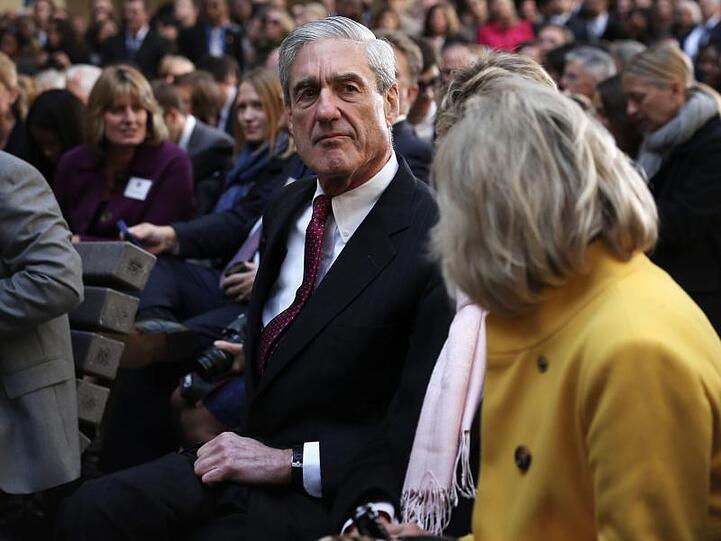 Robert Mueller nimmt am 28. Oktober 2013 in Washington an der Vereidigung des damaligen FBI-Direktors Comey teil - jetzt ermittelt er wegen dessen Entlassung.