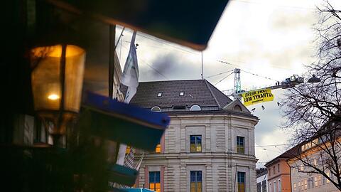 "Break Free From Tyrants" ist auf einem gro&szlig;en Banner zu lesen, das am fr&uuml;hen Morgen von einem Kran im Umfeld der M&uuml;nchener Sicherheitskonferenz hing. Verantwortlich f&uuml;r die Aktion ist Grennpeace. Nach eigenen Worten richtet sich der Protest gegen die "europ&auml;ische Abh&auml;ngigkeit von Fl&uuml;ssiggaslieferungen aus Russland und den USA".