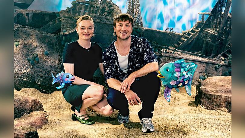 Jannik Schümann und Luna Wedler erwecken die Fische "Regenbogen" und "Kleiner Blauer" mit ihren Stimmen zum Leben. Jannik Schümann und Luna Wedler erwecken die Fische "Regenbogen" und "Kleiner Blauer" mit ihren Stimmen zum Leben.
