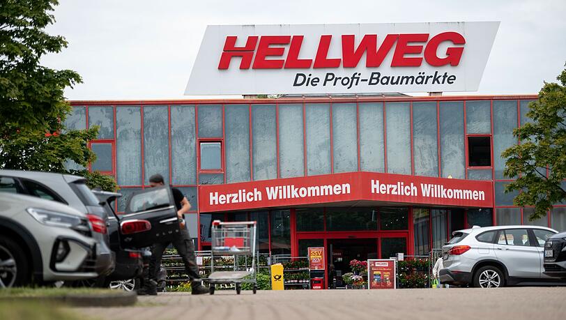Die Baumarktkette Hellweg und die Tochtergesellschaft BayWa Bau- und Gartenmärkte hatten im Juni Insolvenz in Eigenverwaltung angemeldet. Laut Sanierungsgeschäfsführung werden viele Filialen wohl bleiben, nicht aber die Zentralen in Dortmund und Garching. (Archivbild) Die Baumarktkette Hellweg und die Tochtergesellschaft BayWa Bau- und Gartenmärkte hatten im Juni Insolvenz in Eigenverwaltung angemeldet. Laut Sanierungsgeschäfsführung werden viele Filialen wohl bleiben, nicht aber die Zentralen in Dortmund und Garching. (Archivbild)