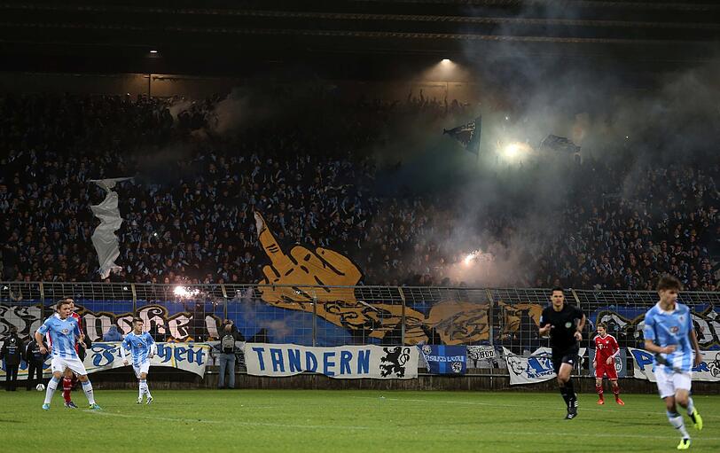Derby-Time im Grünwalder Stadion: Am Mittwochabend traf der TSV 1860 II auf den FC Bayern II: Bengalische Feuer wurden sowohl von den 1860- als auch von den Bayern-Fans abgebrannt.
