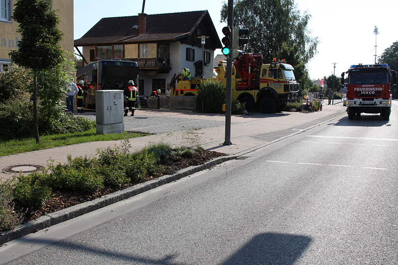 Ein Schulbus bricht durch einen Gartenzaun und verwüstet den Garten dahinter. Die irren Bilder.