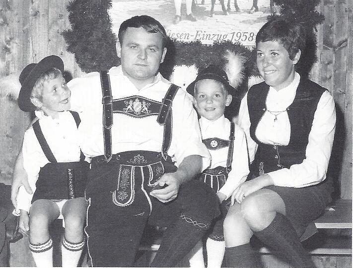 Aus dem Familienalbum: Richard Süßmeier mit seiner (Ex-)Frau Christa und den Kindern Michael und Barbara (die den Wirte-Napoleon längst schon zum fünffachen Opa gemacht haben).