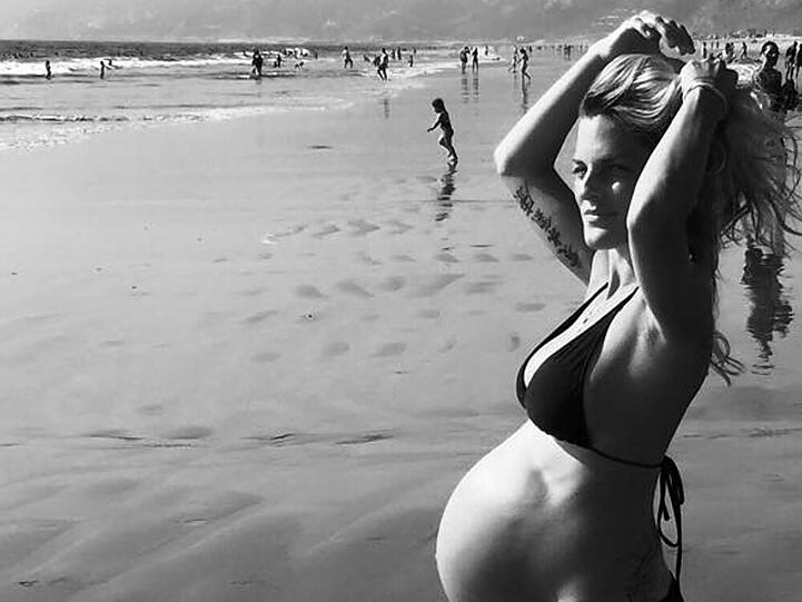 Wunderschön schwanger: Sandy Mölling zeigt ihre Baby-Kugel.