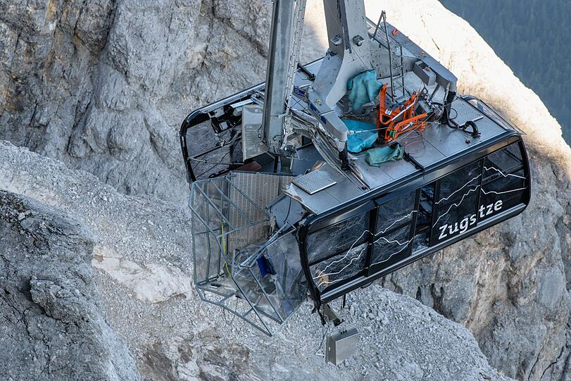 Die beschädigte Seilbahnkabine der Zugspitzseilbahn wird zur Bergung zur Bergstation der Zugspitze hochgezogen.