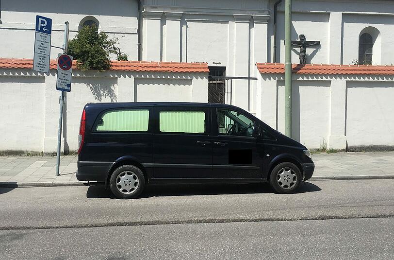 Gefunden an der Kapuziner-/ Ecke Isartalstraße: Der vermisste Leichenwagen im absoluten Halteverbot.