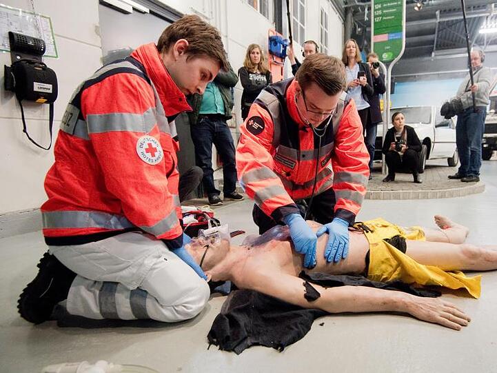 Auszubildende zum Notfallsanitäter untersuchen eine Simulationspuppe. Foto: Julian Stratenschulte/dpa