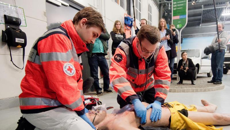 Auszubildende zum Notfallsanitäter untersuchen eine Simulationspuppe. Foto: Julian Stratenschulte/dpa Auszubildende zum Notfallsanitäter untersuchen eine Simulationspuppe. Foto: Julian Stratenschulte/dpa