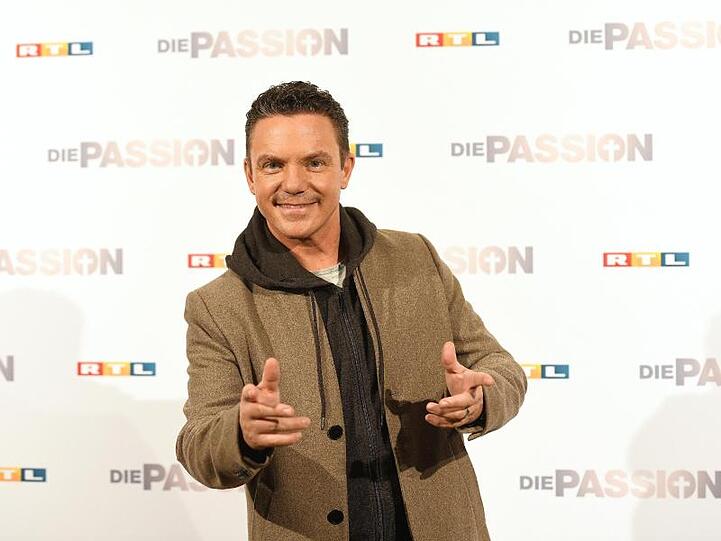 Moderator und Musiker Stefan Mross steht nach einer Pressekonferenz. Foto: Caroline Seidel/dpa/Archivbild