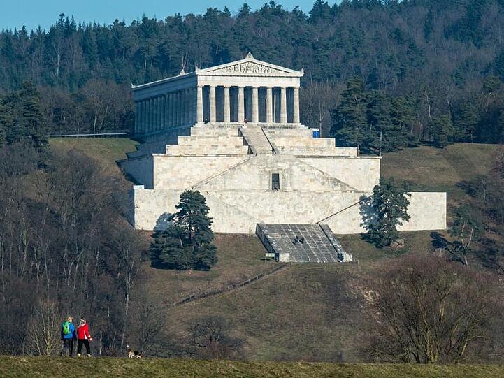 Wanderer gehen vor der Walhalla. (Archivfoto)