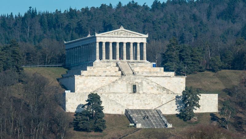 Wanderer gehen vor der Walhalla. (Archivfoto) Wanderer gehen vor der Walhalla. (Archivfoto)