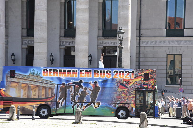 Endlich beleben wieder Fußballfans die City.