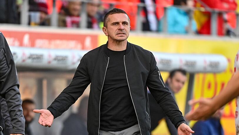 Trainer Mersad Selimbegovic von Regensburg steht am Spielfeldrand. Trainer Mersad Selimbegovic von Regensburg steht am Spielfeldrand.