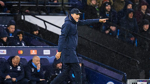 Thomas Tuchel zeigt die Richtung an: Die Bayern blicken trotz der deutlichen Niederlage optimistisch nach vorne.