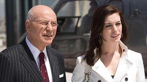 Alan Arkin und Anne Hathaway in der Komödie "Get Smart".
