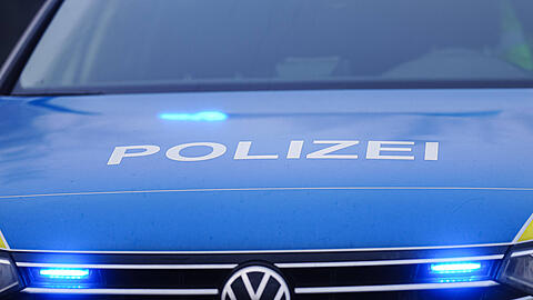 Die Polizei fahndet nach zwei Jugendlichen, die am Dienstagabend in der N&auml;he der U-Bahn-Station Kolumbusplatz einen Mann &uuml;berfallen haben. (Symbolbild)