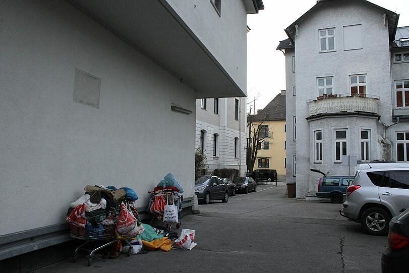 Das ehemalige Woolworth-Gebäude (l.) wird abgerissen, der &bdquo;Freiluftbewohner&ldquo; ist inzwischen samt seiner Siebensachen ausgezogen.