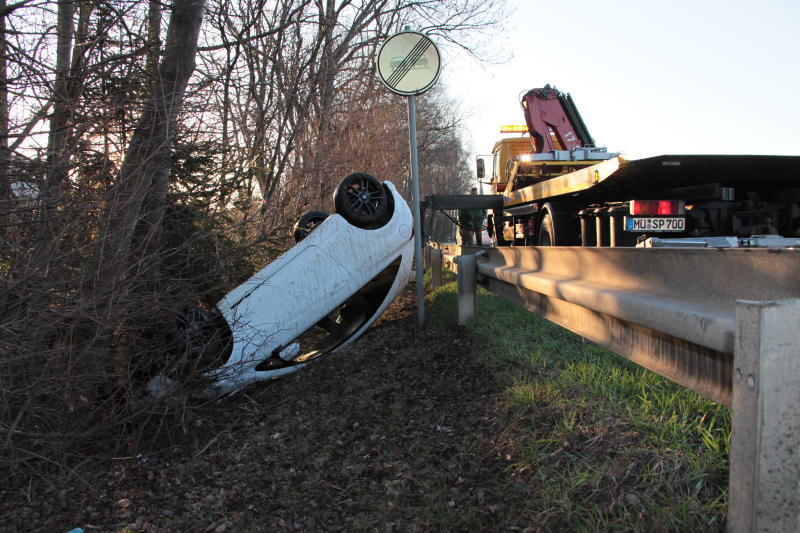 Die Leiptplanke als Sprungschanze: Ein Opel-Fahrer ist bei Aschau am Inn von der B12 abgekommen und mit seinem Wagen auf dem Dach gelandet. Der Fahrer wurde leicht verletzt.