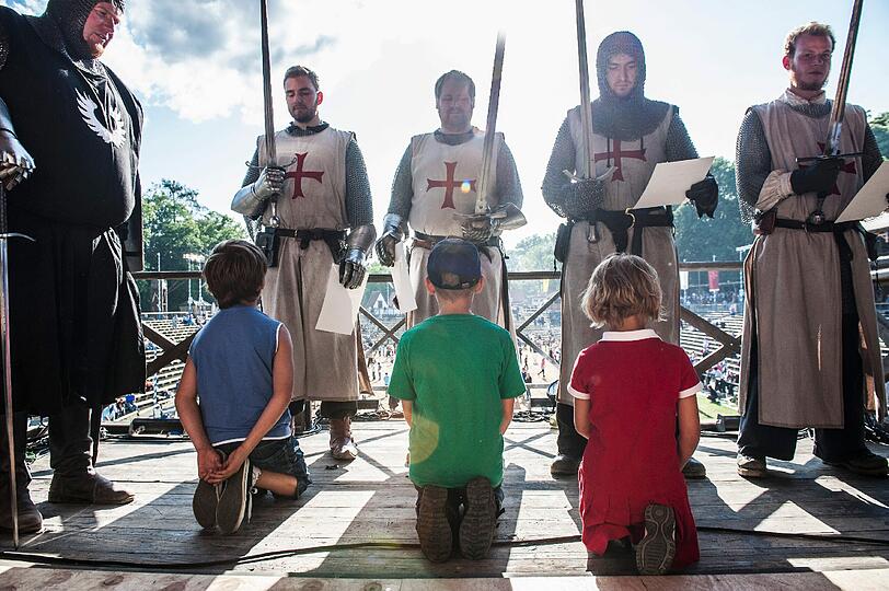 Beim Kaltenberger Ritterturnier gibt es in diesem Jahr mehr Action. Rundherum sorgen bunte Gaukler-Gestalten für Unterhaltung und Kinder stehen sowieso im Mittelpunkt.
