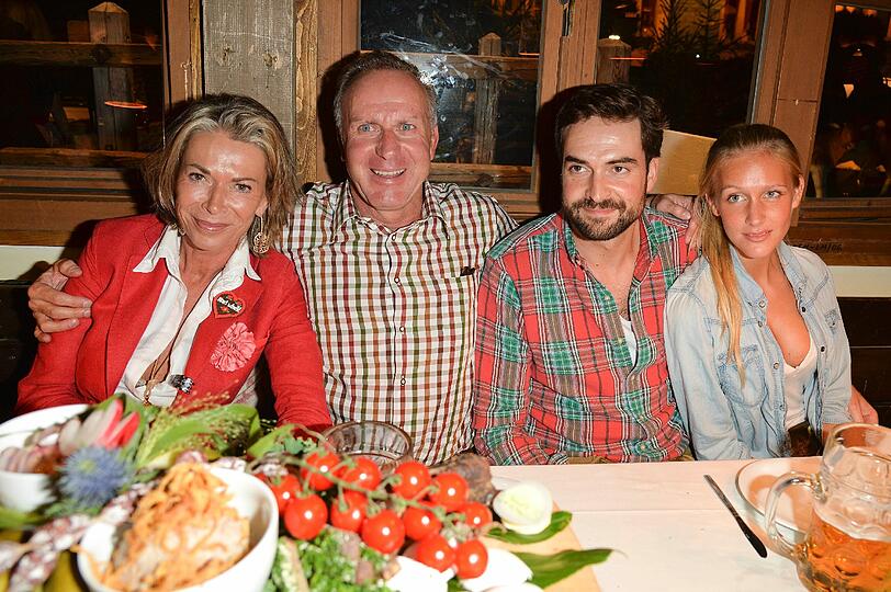 Einen richtigen Anlass zum Feiern haben Karl-Heinz Rummenigge und seine Familie. Der Vorstandschef des FC Bayern kam mit seiner Frau Martina und seinem Sohn Roman.