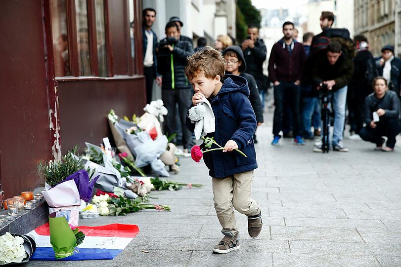 Trauer in und um Paris. Die Bilder nach der Serie von der Terroranschlägen.