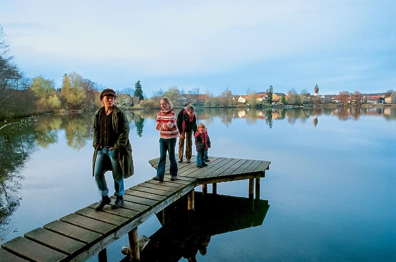 Der Weßlinger See (700 Meter lang, 18 Hektar groß) ist der kleinste der fünf Seen im Fünfseenland. Mit der S 8 kommt man bequem hin und kann von dort aus ins Aubachtal spazieren.