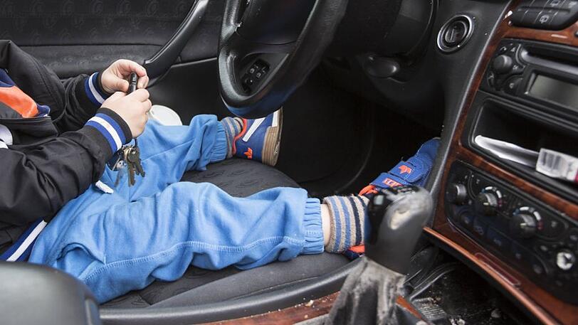Das Kind hat mit dem Autoschlüssel gespielt und so versehentlich das Auto verriegelt.