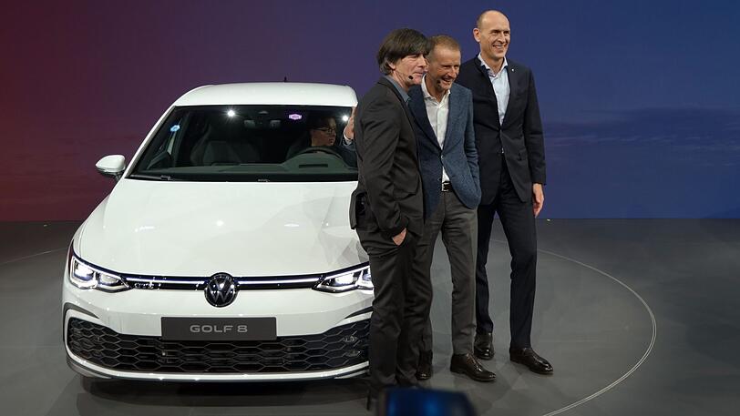 Drei Männer mit Golf 8 (v. l.): Jogi Löw, VW-Chef Herbert Diess und Marken-COO Ralf Brandstätter.