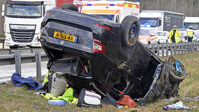 Das Auto hat sich mehrfach überschlagen und landete anschließend auf einer Wiese.