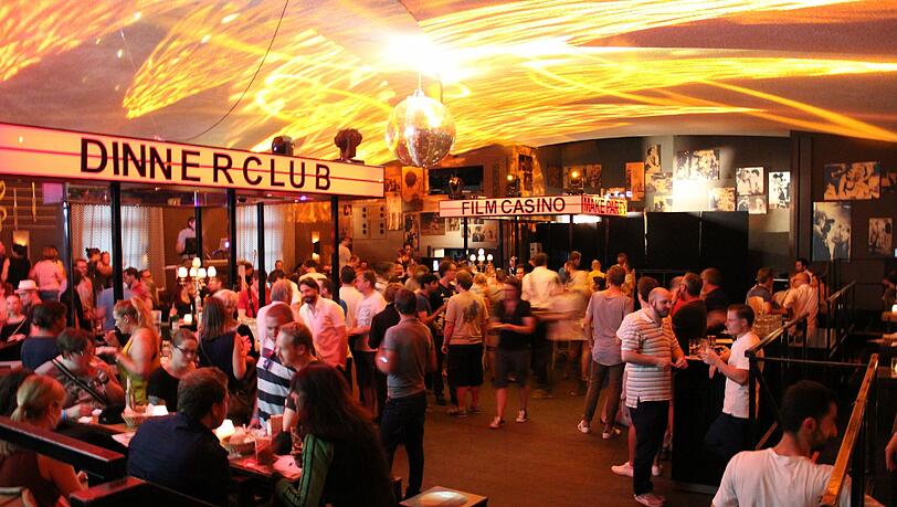 Besucher im Filmcasino auf der Suche nach dem besten Bier. Besucher im Filmcasino auf der Suche nach dem besten Bier.
