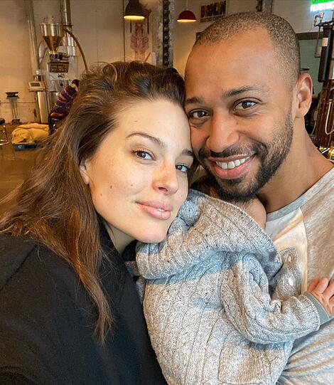 Am 18. Januar wurden das Model Ashley Graham und ihr Mann Justin Ervin Eltern des kleinen Isaac.