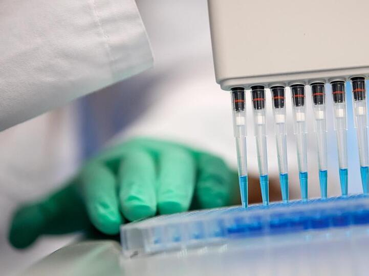 Könnten die Abwehrkräfte genesener Patienten schwerkranken Covid-19-Patienten helfen?.