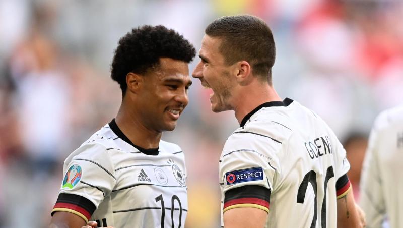Serge Gnabry (l) beglückwünschte den Torschützen Robin Gosens. Serge Gnabry (l) beglückwünschte den Torschützen Robin Gosens.