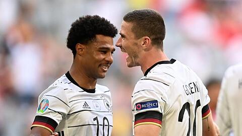 Serge Gnabry (l) beglückwünschte den Torschützen Robin Gosens.