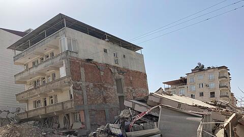 Zerstörte Häuser im türkischen Ort Kirikhan nahe der syrischen Grenze.