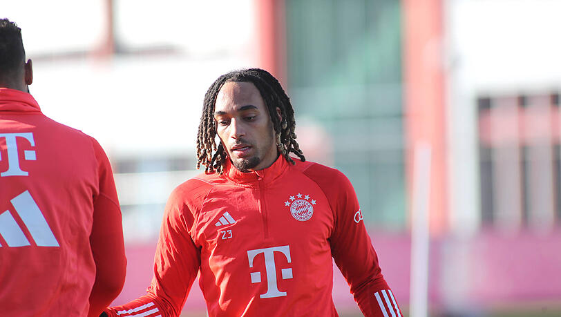 FC Bayern Neuzugang Boey mit FanSprechchören und MannschaftsSpalier