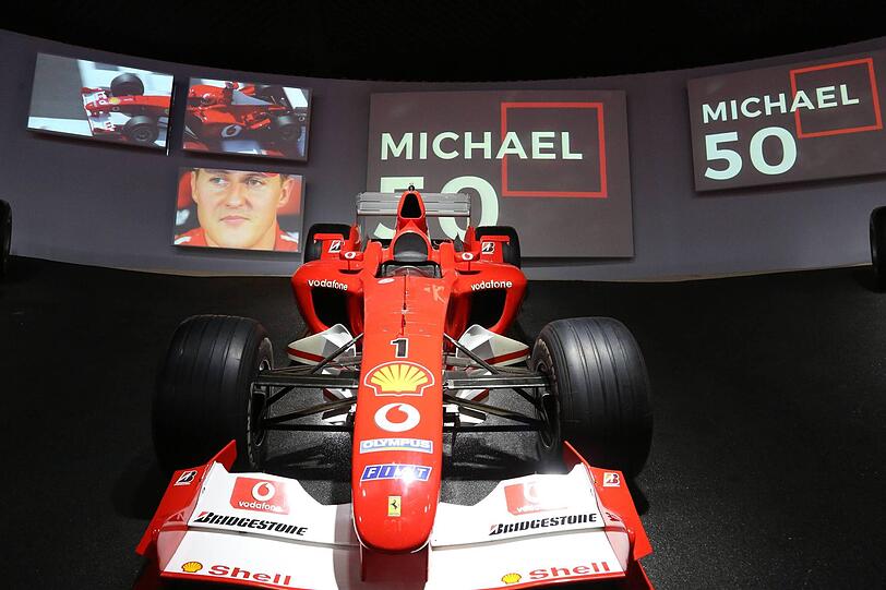 Bevor Ralf Schumacher das Restaurant von "Mamma Rossella" aufsuchte, war er im Ferrari-Museum in Maranello. Hier sind auch Bilder seines Bruders Michael ausgestellt. Bevor Ralf Schumacher das Restaurant von "Mamma Rossella" aufsuchte, war er im Ferrari-Museum in Maranello. Hier sind auch Bilder seines Bruders Michael ausgestellt.
