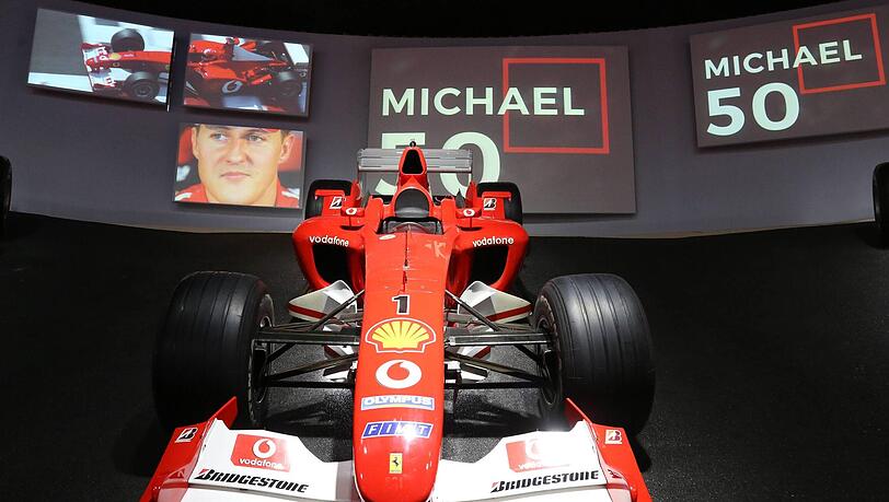 Bevor Ralf Schumacher das Restaurant von "Mamma Rossella" aufsuchte, war er im Ferrari-Museum in Maranello. Hier sind auch Bilder seines Bruders Michael ausgestellt. Bevor Ralf Schumacher das Restaurant von "Mamma Rossella" aufsuchte, war er im Ferrari-Museum in Maranello. Hier sind auch Bilder seines Bruders Michael ausgestellt.