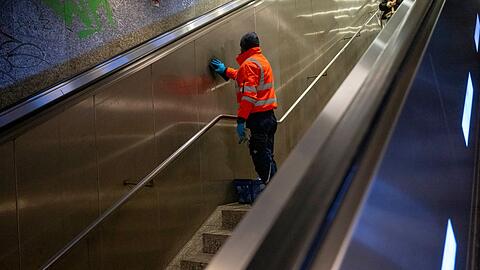 Die Beseitigung von Graffiti kostet einen Haufen Geld. (Archivbild)