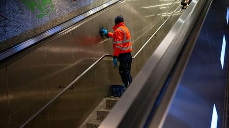 Die Beseitigung von Graffiti kostet einen Haufen Geld. (Archivbild)