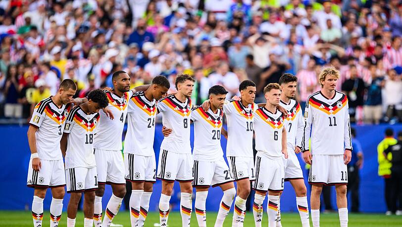 Jamal Musiala (4. von rechts) trifft - aber Deutschland scheidet bei der Fußball-WM gegen Paraguay aus. (Archivbild) Jamal Musiala (4. von rechts) trifft - aber Deutschland scheidet bei der Fußball-WM gegen Paraguay aus. (Archivbild)