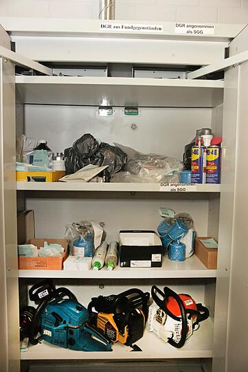 Auch im Gefahrstoff-Schrank findet sich so einiges an...