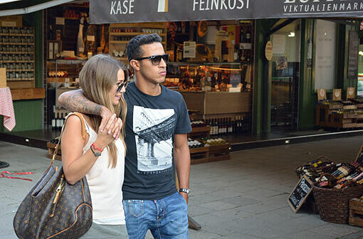 Thiago Alcantara bummelt mit Freundin Julia durch München. Die Bilder.