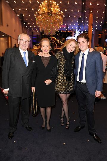 Karl Scheufele und Frau Karin mit den Enkeln Carolin und Lukas